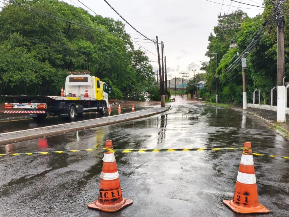 Rodovia é interditada após alagamento em Santa Gertrudes