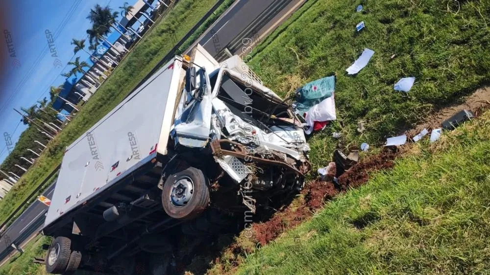 Acidente entre dois caminhões provoca tombamento na SP-310, em Cordeirópolis